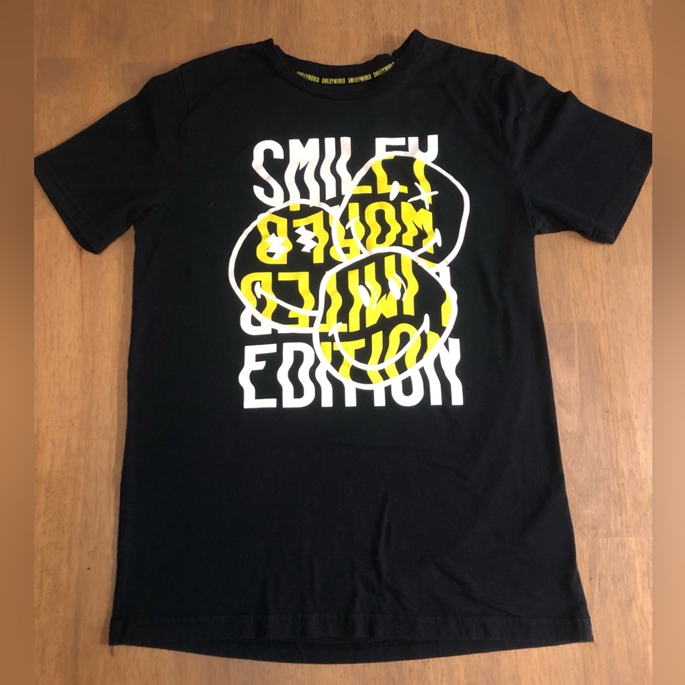 Smiley world graphic tee (men’s medium)